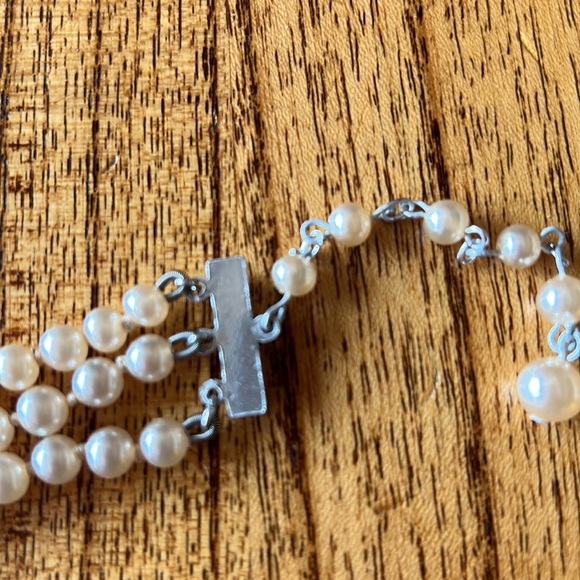 Triple strand faux pearl necklace - Picture 9 of 11